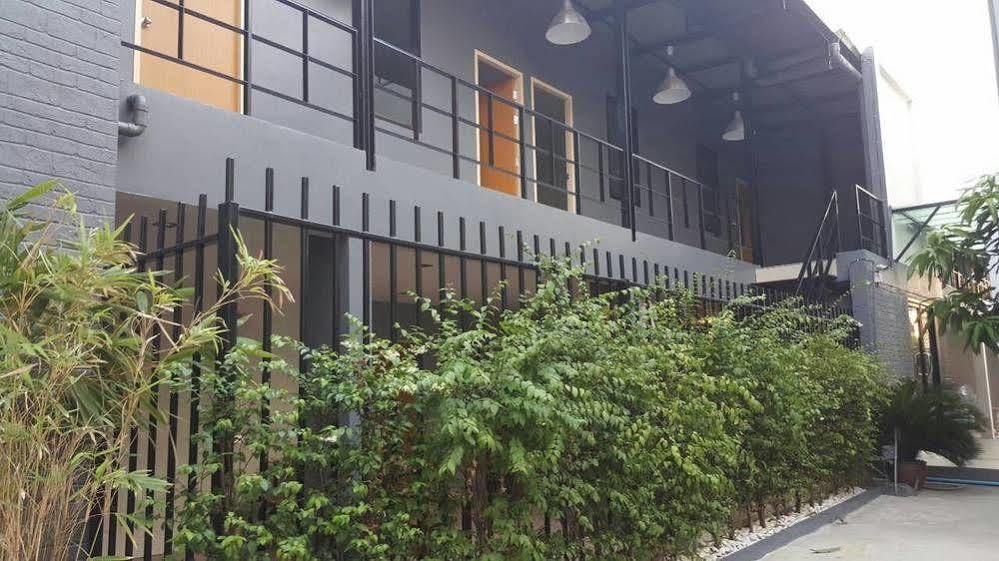 Varinda Hostel Bangkok Exterior photo